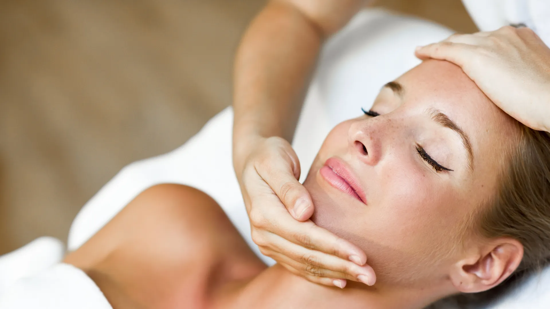 Gezichtsbehandeling met massage bij RB Clinics