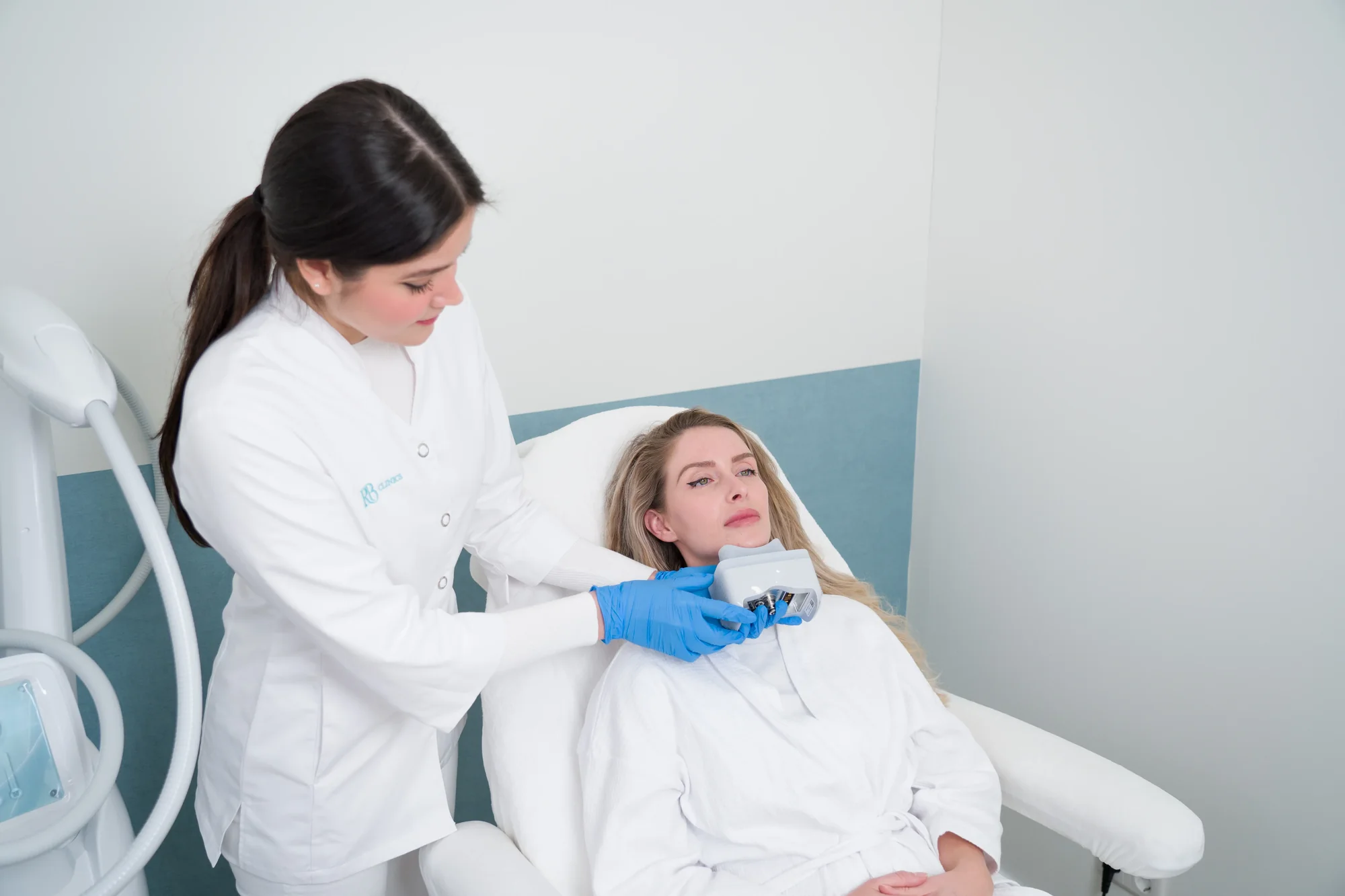 Specialist plaatst de behandelkop voor vet bevriezen op de onderkin