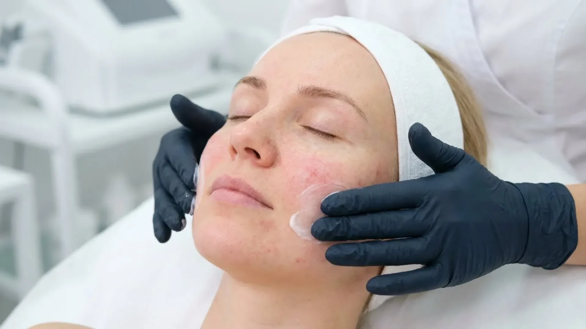 Aanbrengen van een gezichtsmasker tijdens de behandeling